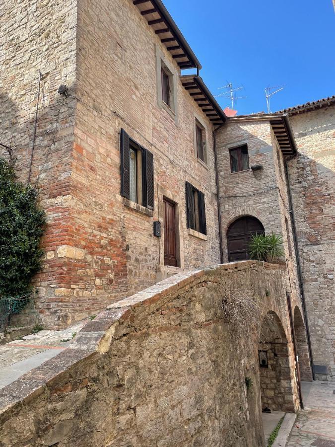 Numero 6 Todi Buitenkant foto