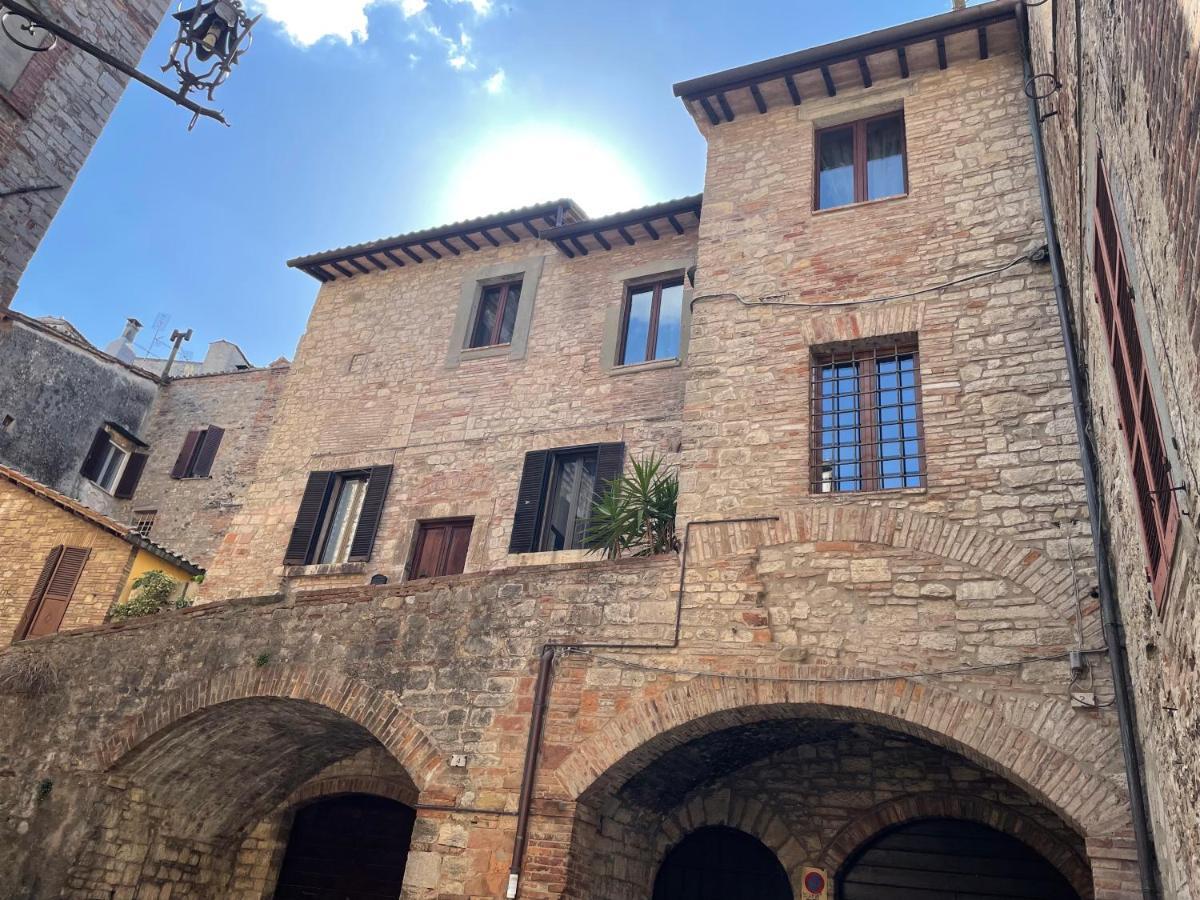 Numero 6 Todi Buitenkant foto
