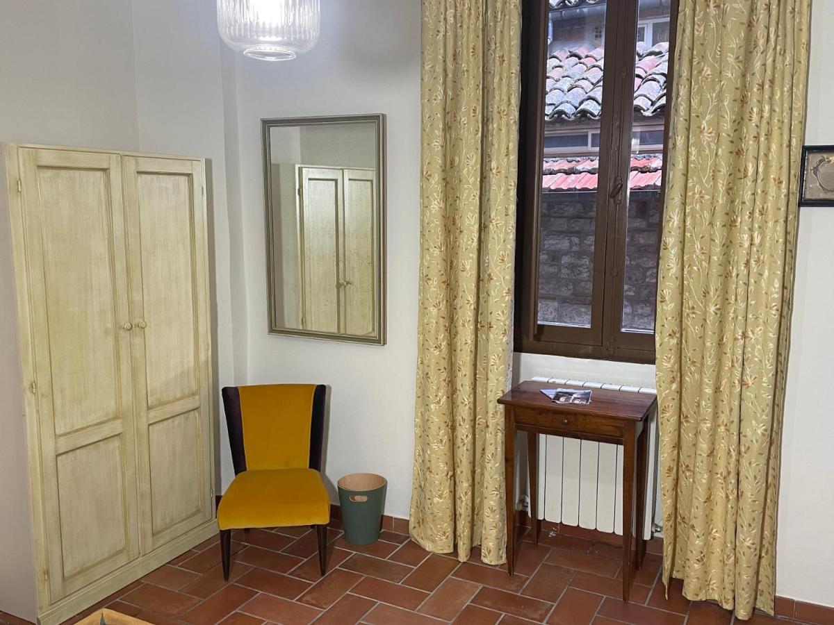 Numero 6 Todi Buitenkant foto